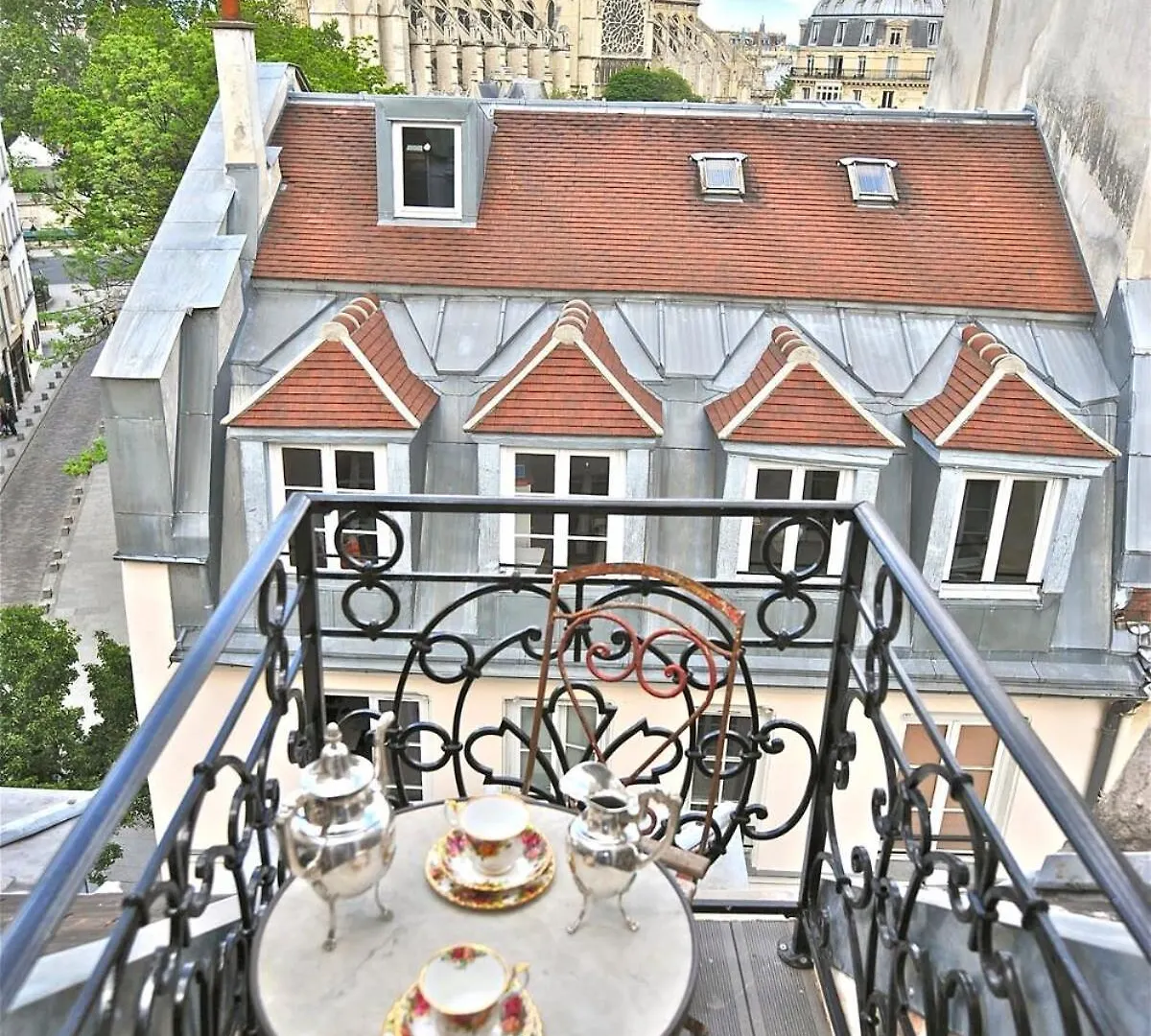 A Balcony On Notre Dame Apartment
