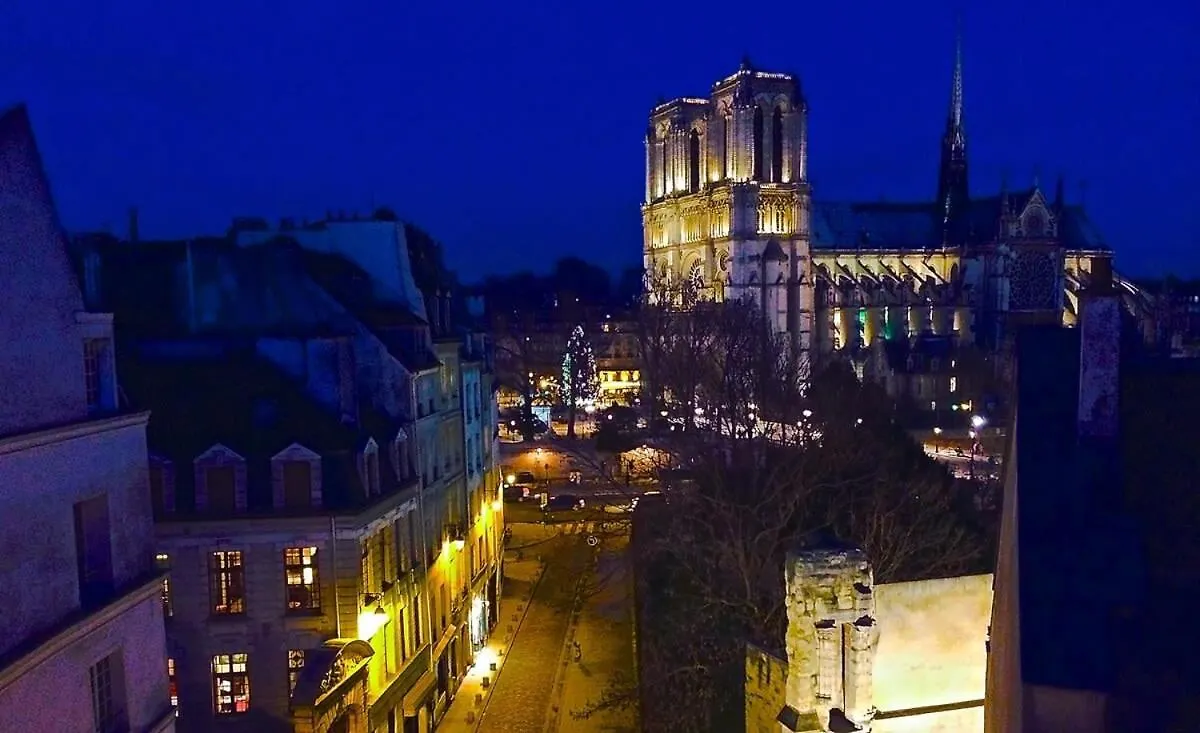 A Balcony On Notre Dame Apartament