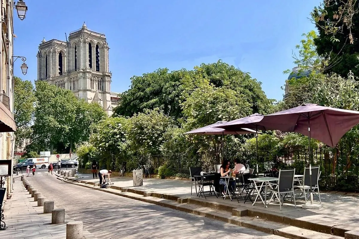 A Balcony On Notre Dame Apartament