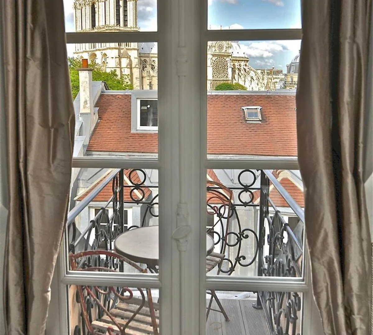 Apartment A Balcony On Notre Dame Paris