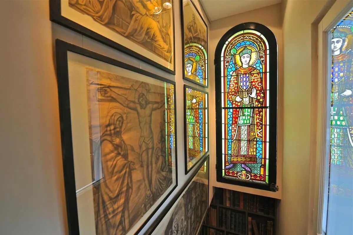 A Balcony On Notre Dame Paryż