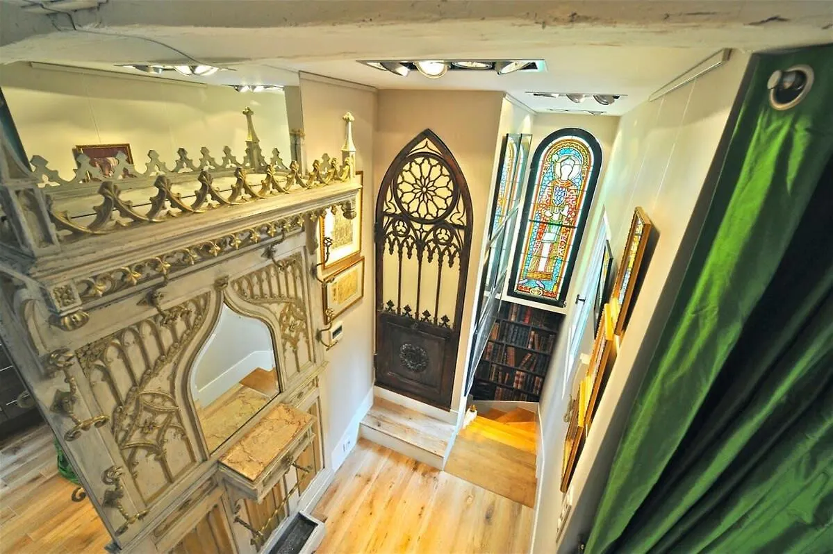 A Balcony On Notre Dame *