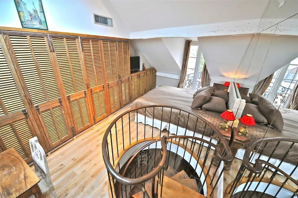A Balcony On Notre Dame Apartament *