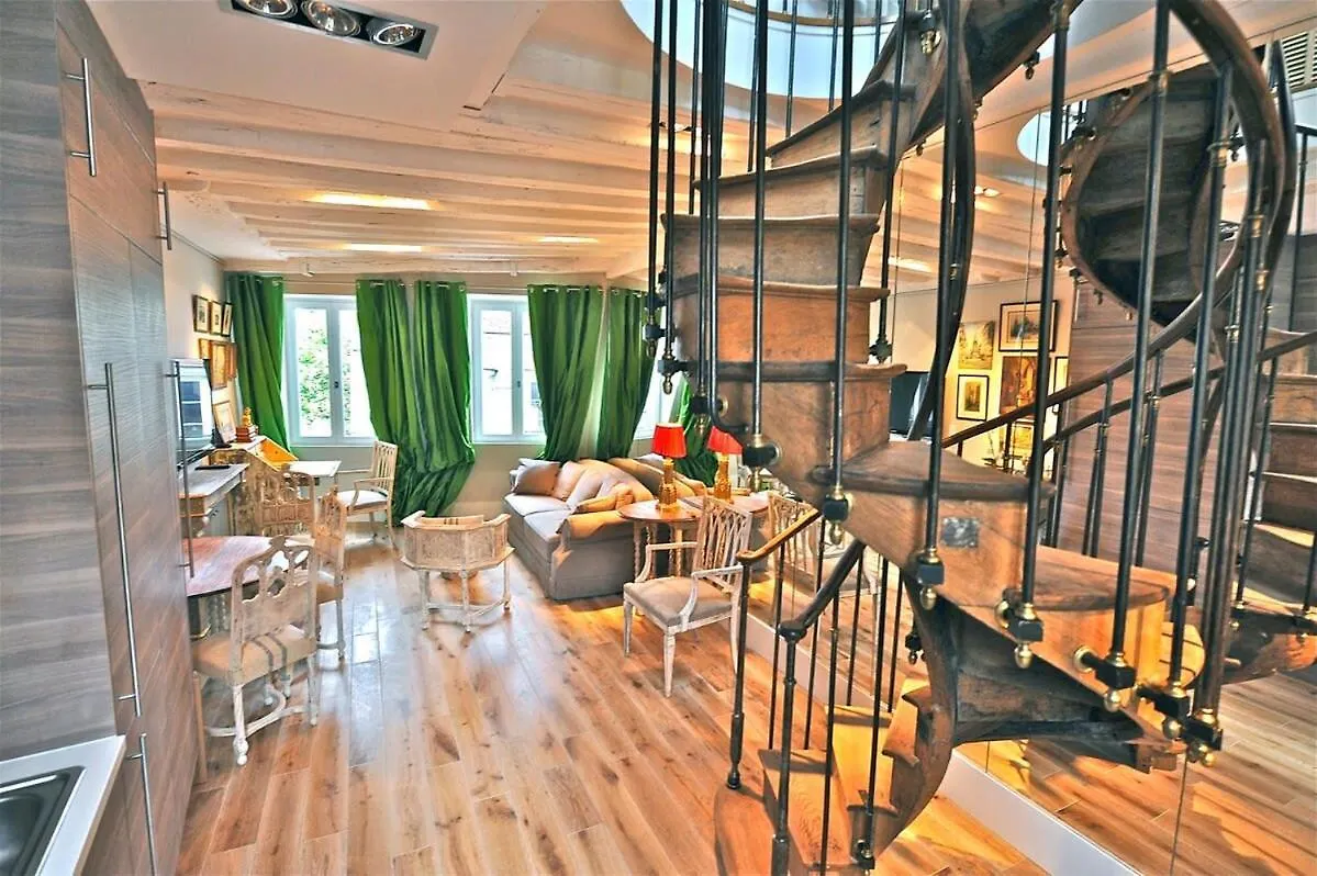 Apartament A Balcony On Notre Dame Paryż