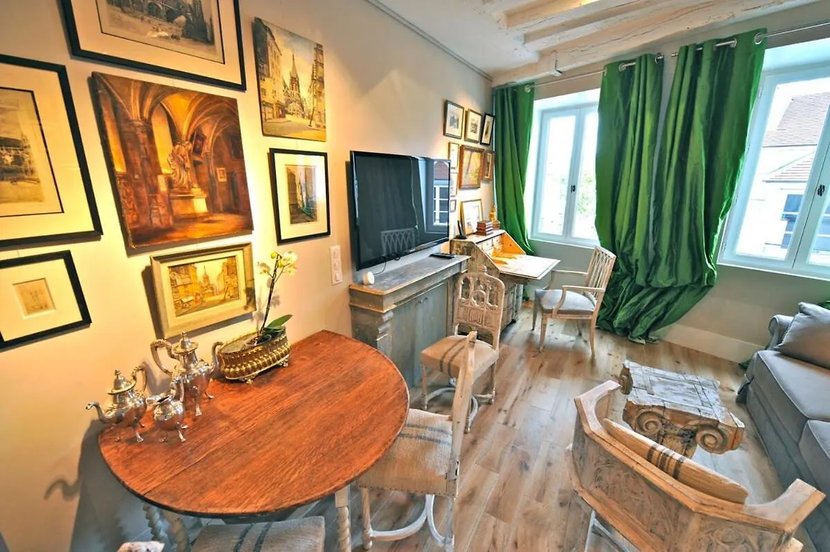 Apartament A Balcony On Notre Dame