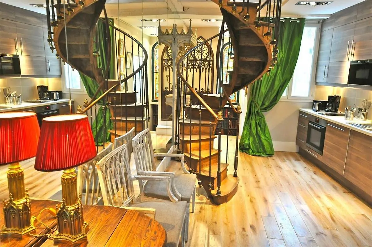 A Balcony On Notre Dame Apartament