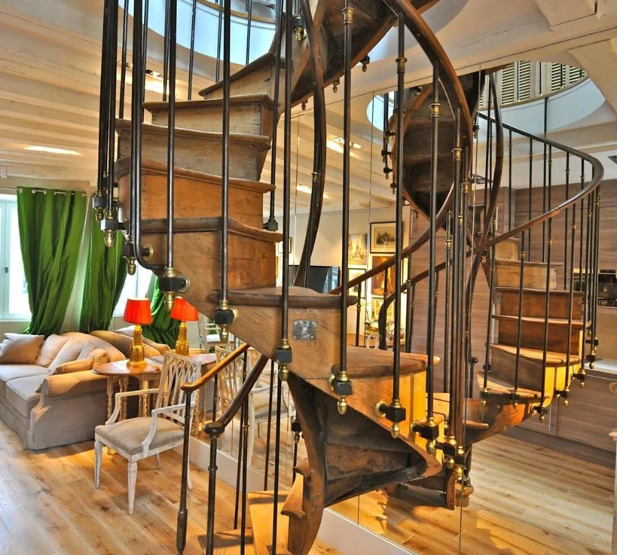Apartment A Balcony On Notre Dame Paris