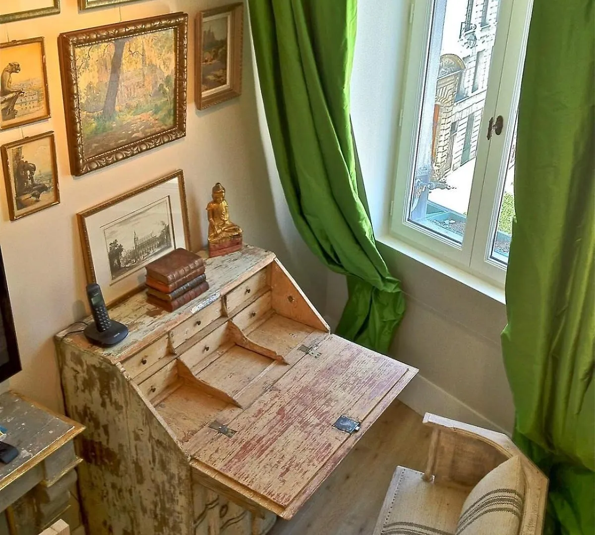 Apartment A Balcony On Notre Dame Paris
