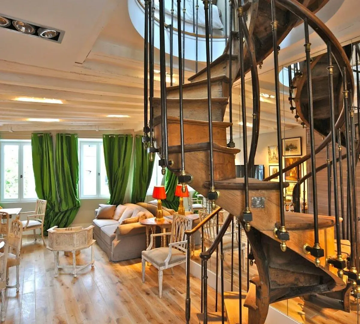 Apartment A Balcony On Notre Dame *